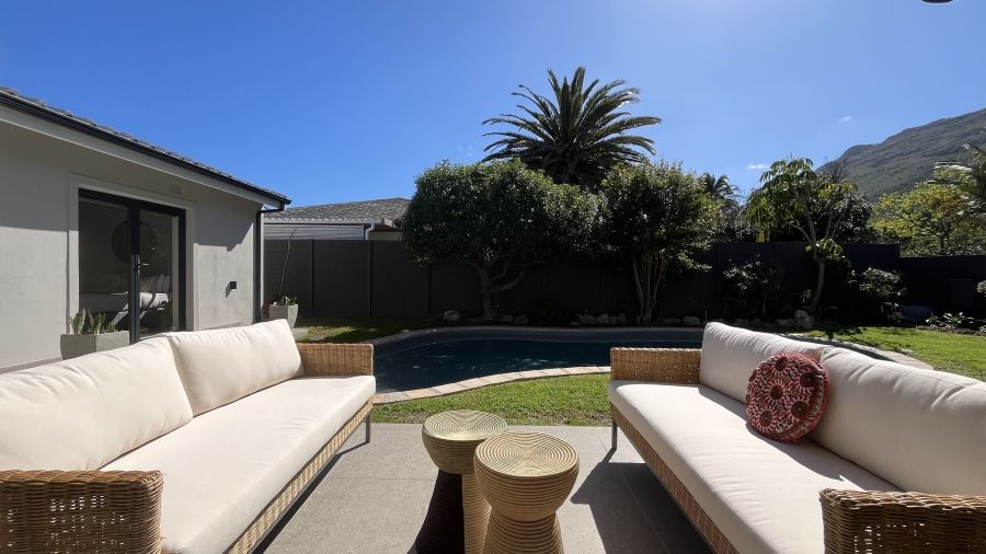 5 Bedroom Property for Sale in Clovelly Western Cape